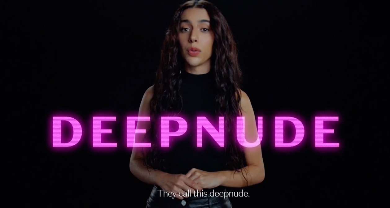 Una chica sobre fondo negro y las letras deepnude sobreimpresas en fucsia