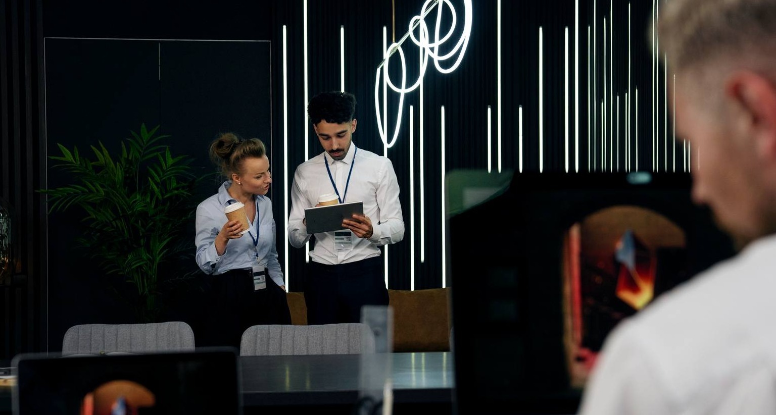 Deloitte despliega su IA entre sus empleados para automatizar la creación de correos o presentaciones Empleados en una oficina