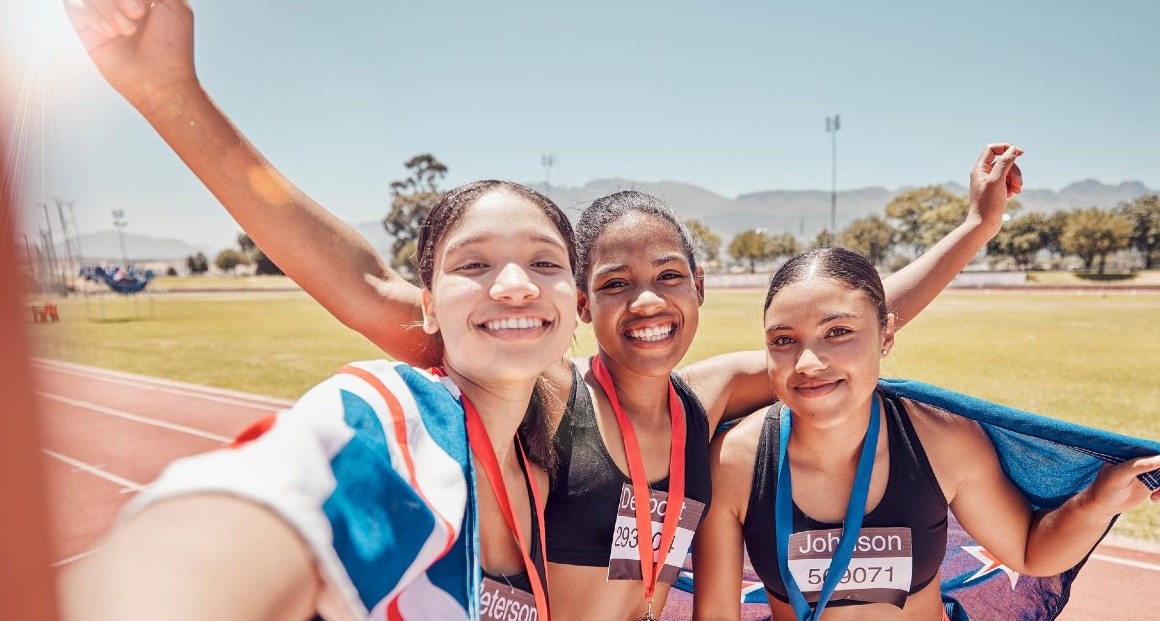Los adolescentes utilizan el deporte para construir su identidad y eligen consumirlo en diferentes plataformas chicas adolescentes haciendose un selfie tras correr una carrera de atletismo