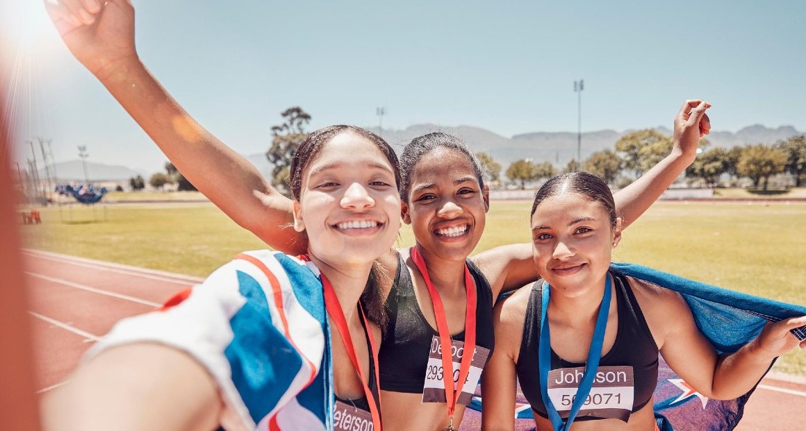 chicas adolescentes haciendose un selfie tras correr una carrera de atletismo