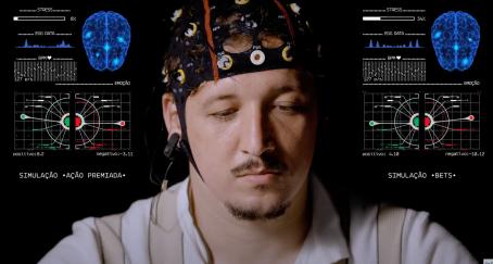 Hombre con casco de electroencefalografía
