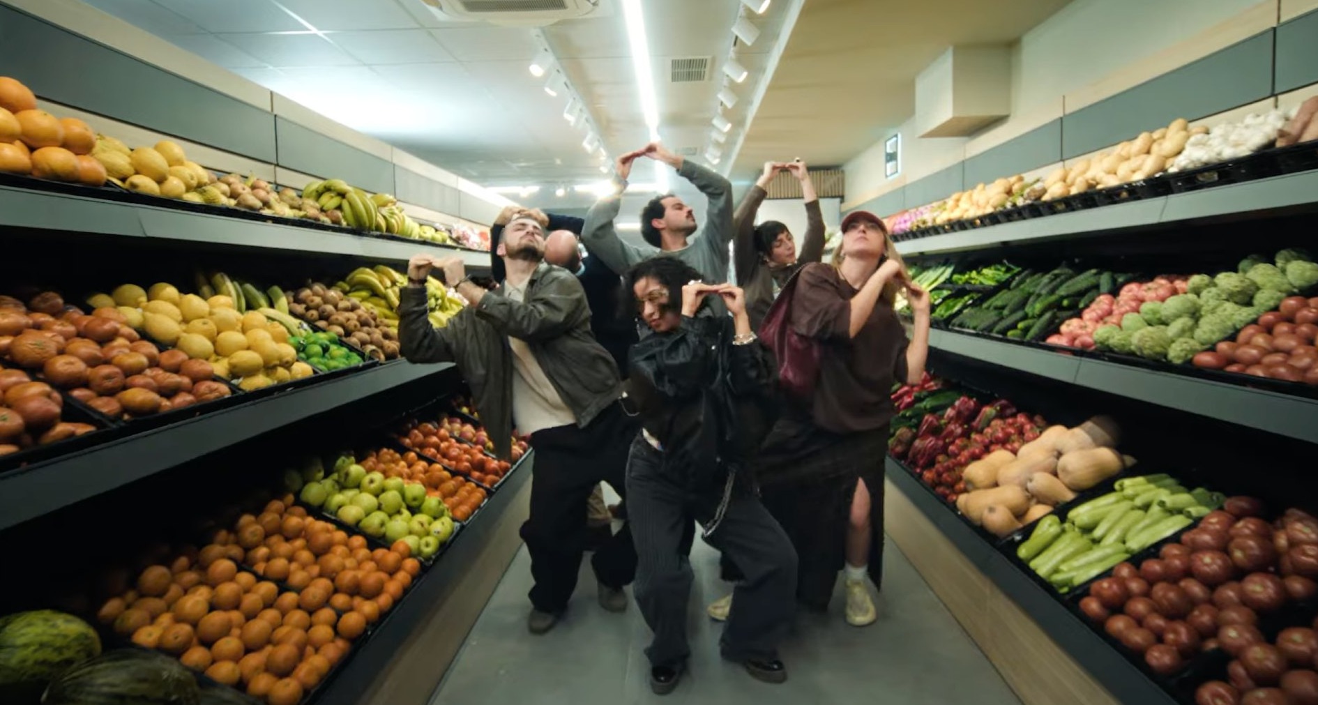 Grupo de personas bailando en un supermercado