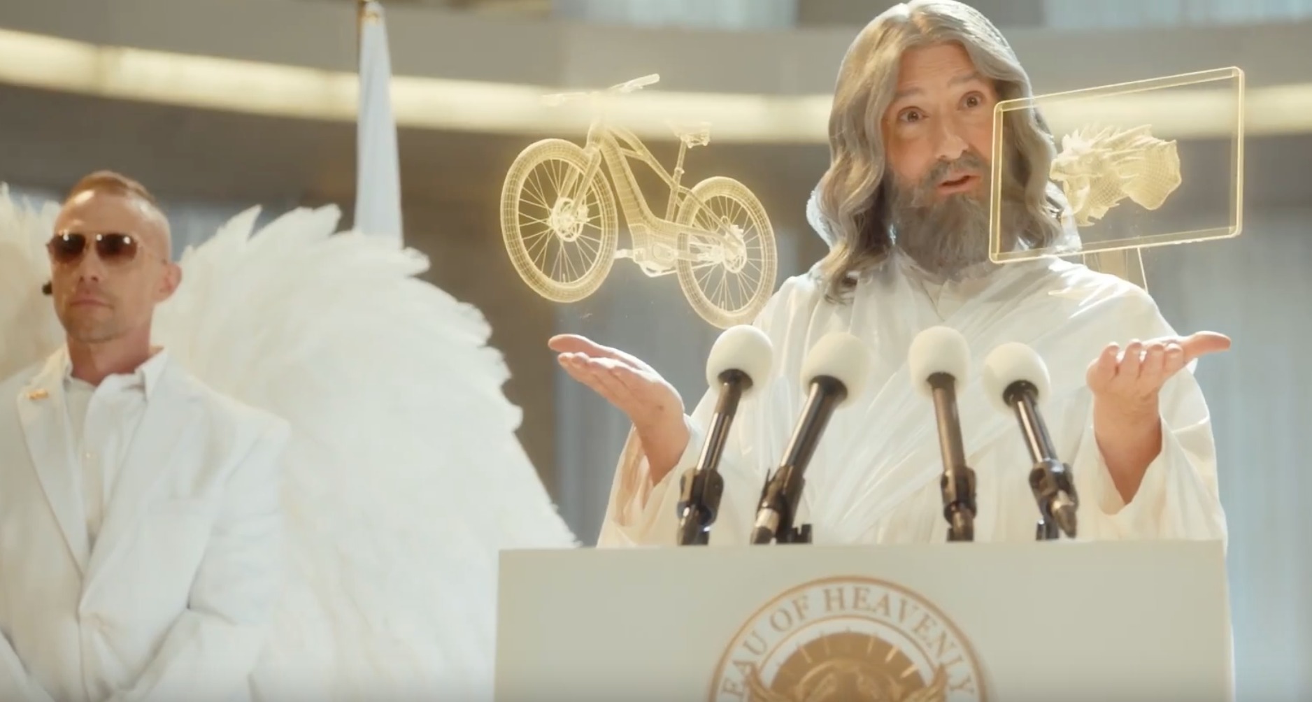 dios en un atril dando una rueda de prensa con cara de sorpresa
