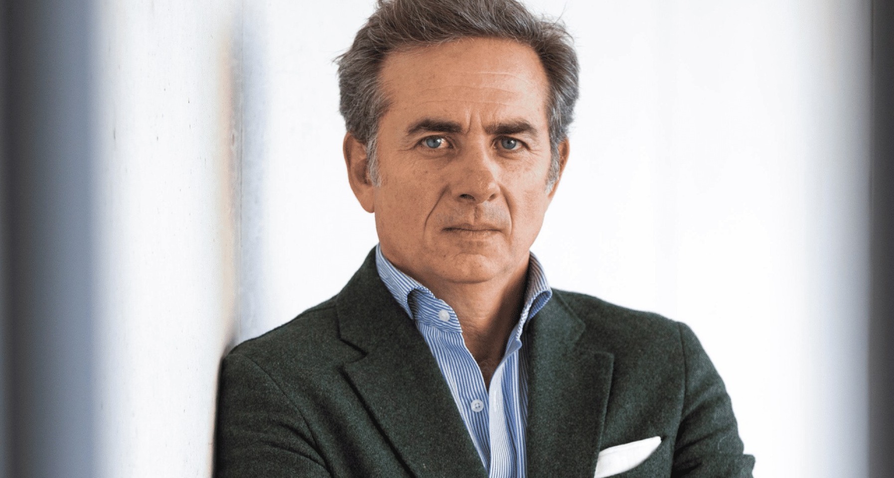 foto corporativa de javier valle de brazos cruzados con traje