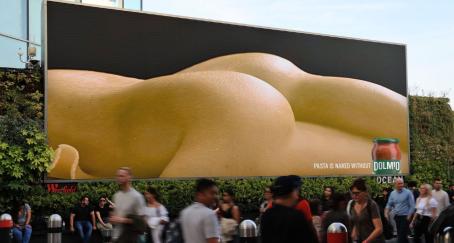 Dolmio juega con metáforas visuales de desnudos para reivindicar el papel de la salsa en el consumo de pasta Una imagen de la campaña que parece un culo pero en realidad es el borde de masa de una pizza