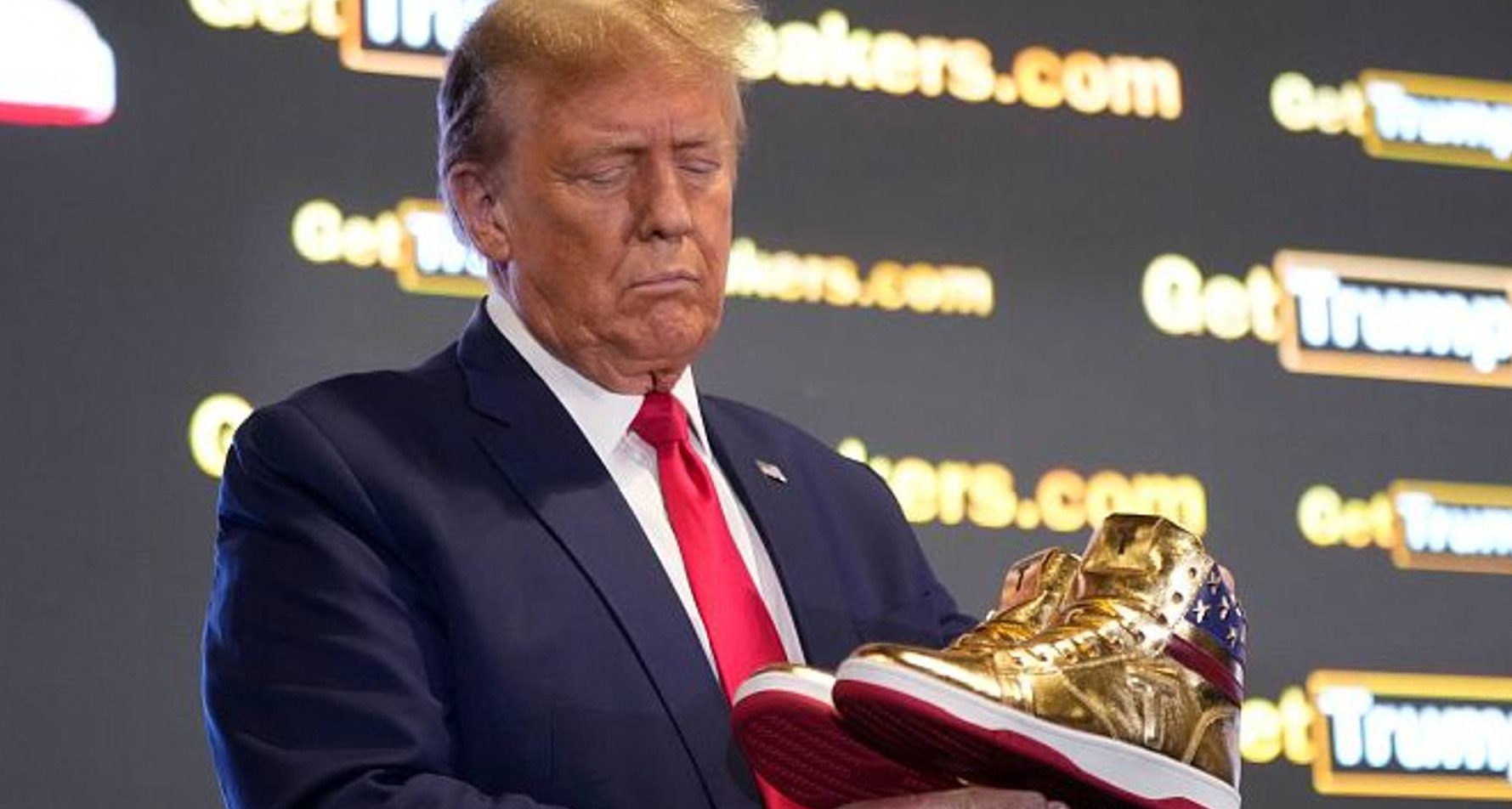 Donald Trump con las zapatillas Never Surrender