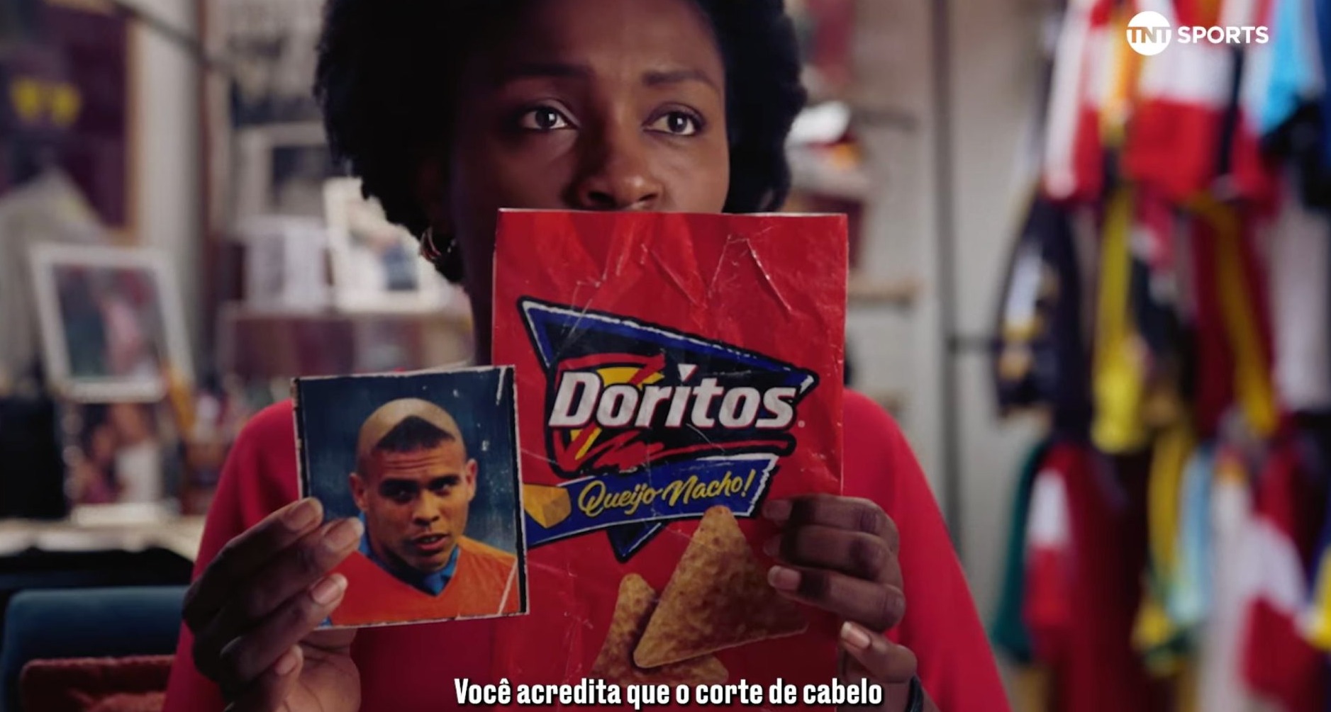 Una mujer sostiene una bolsa de Doritos y una foto de Ronaldo