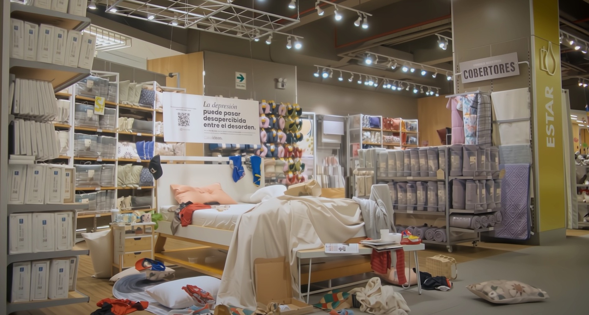 Un dormitorio desordenado en una de las tiendas de Casaideas que forman parte de la campaña