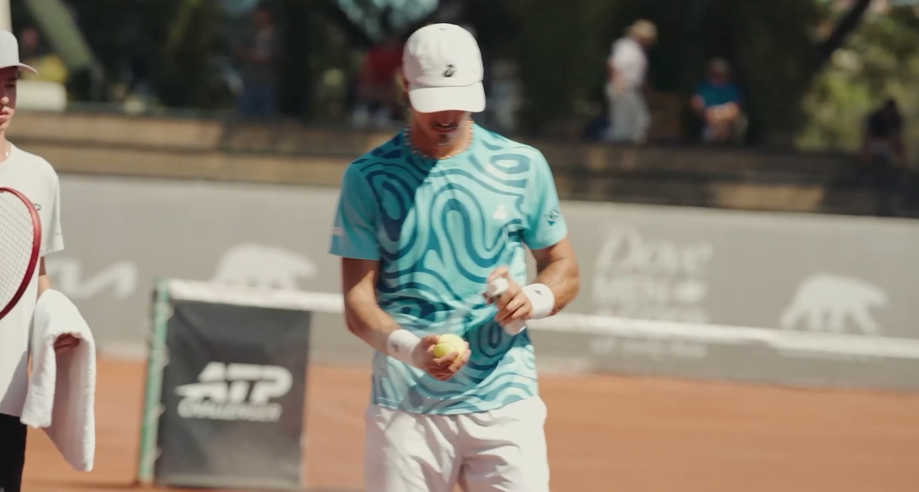 Tenista rocía pelotas con spray