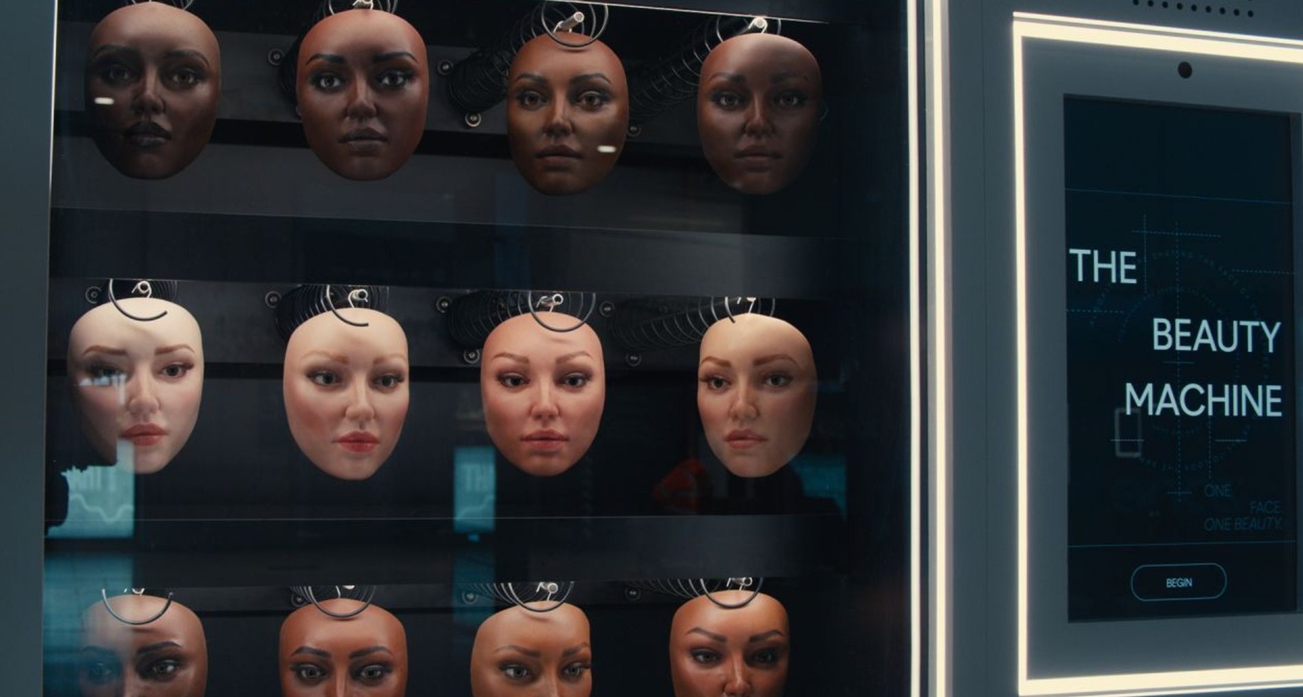 Máquina de vending con caretas hiperrealistas