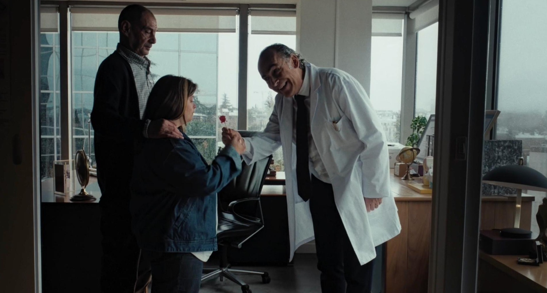 Un médico da un caramelo a una mujer con síndrome de Down