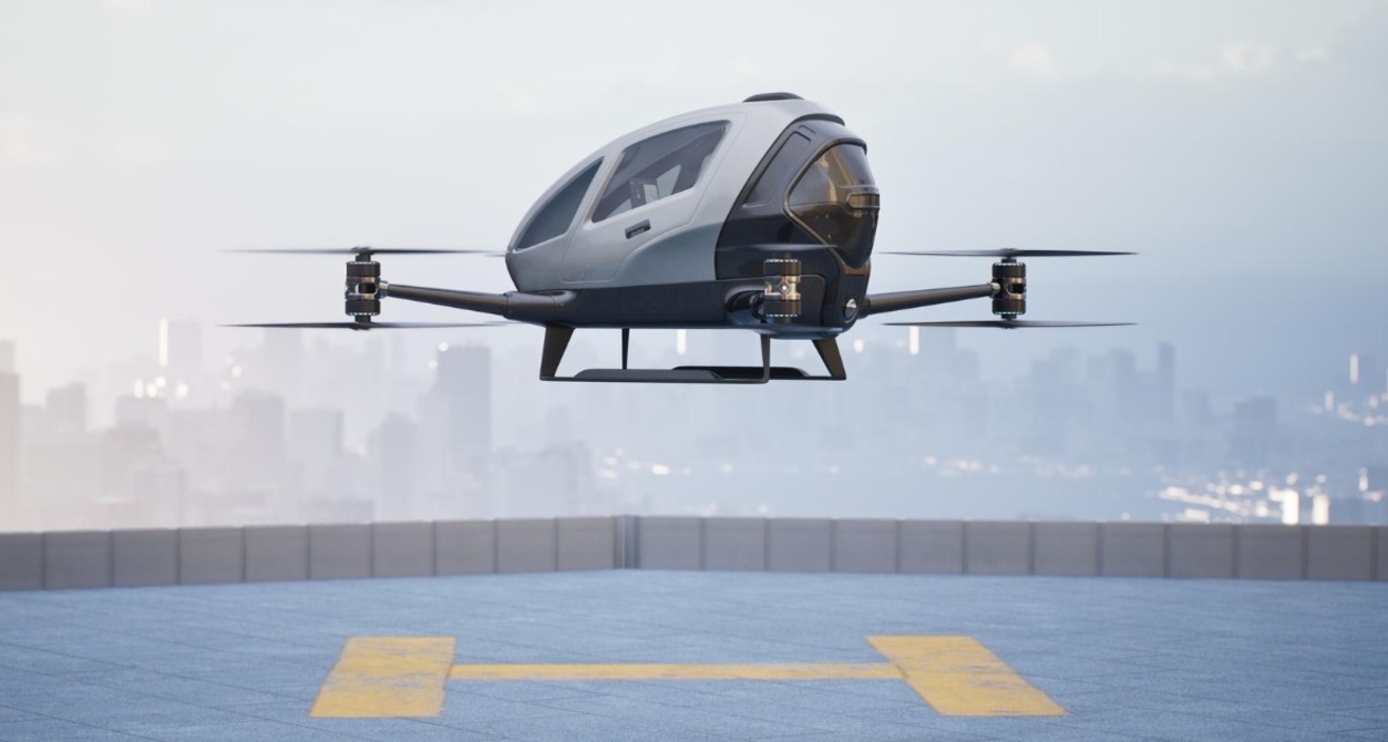 un dron de pasajeros aterrizando en la ciudad