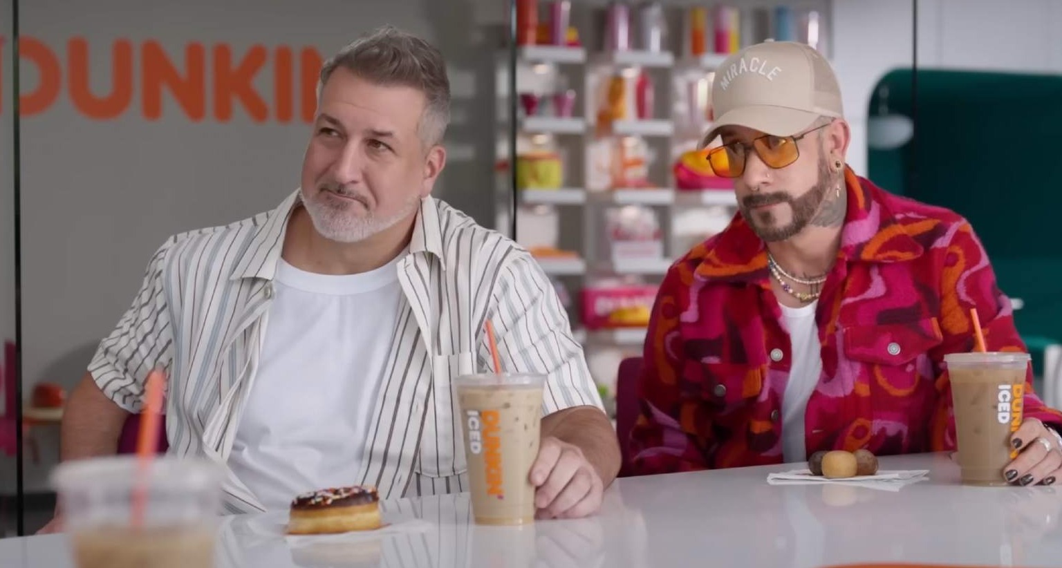 Los cantantes A.J. McLean y Joey Fatone