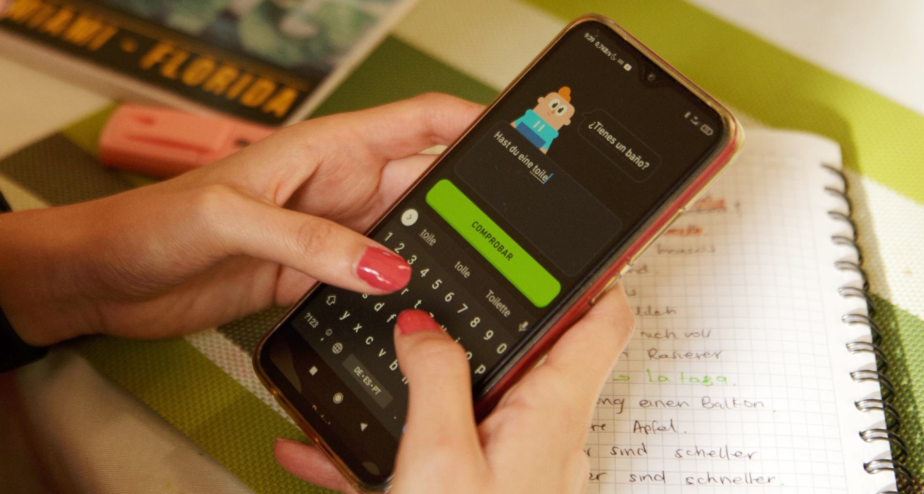 Mujer usando Duolingo en el móvil
