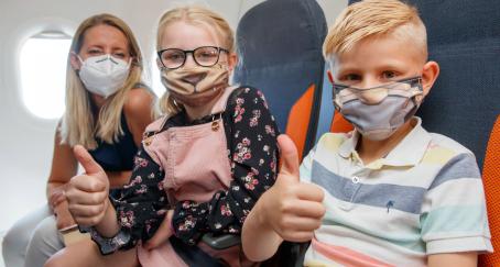 EasyJet hace más facil volar con niños en la nueva normalidad easyjet mascarillas niños avion aeropuerto