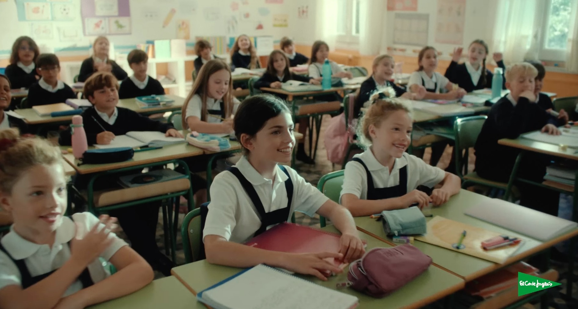 Una clase llena de niños con uniforme