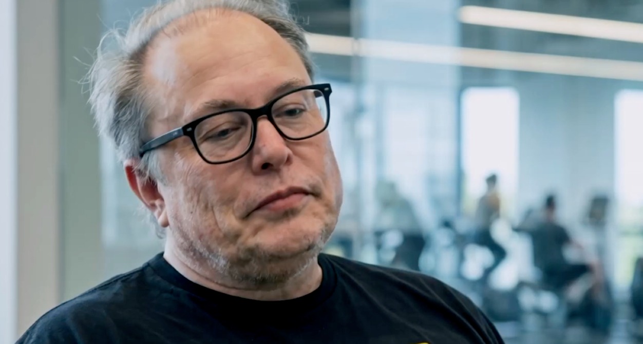 Un primer plano de Elon Musk envejecido