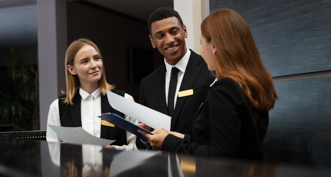 empleados en la recepción de un hotel