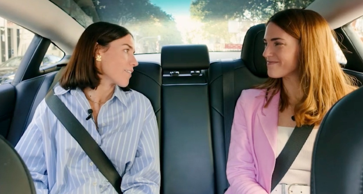 Una entrevista en el coche: hablamos con la Directora de Marketing en Cabify sobre su nuevo territorio de marca Silvia Echezarreta sentada en el coche con Natalia Marin durante la entrevista