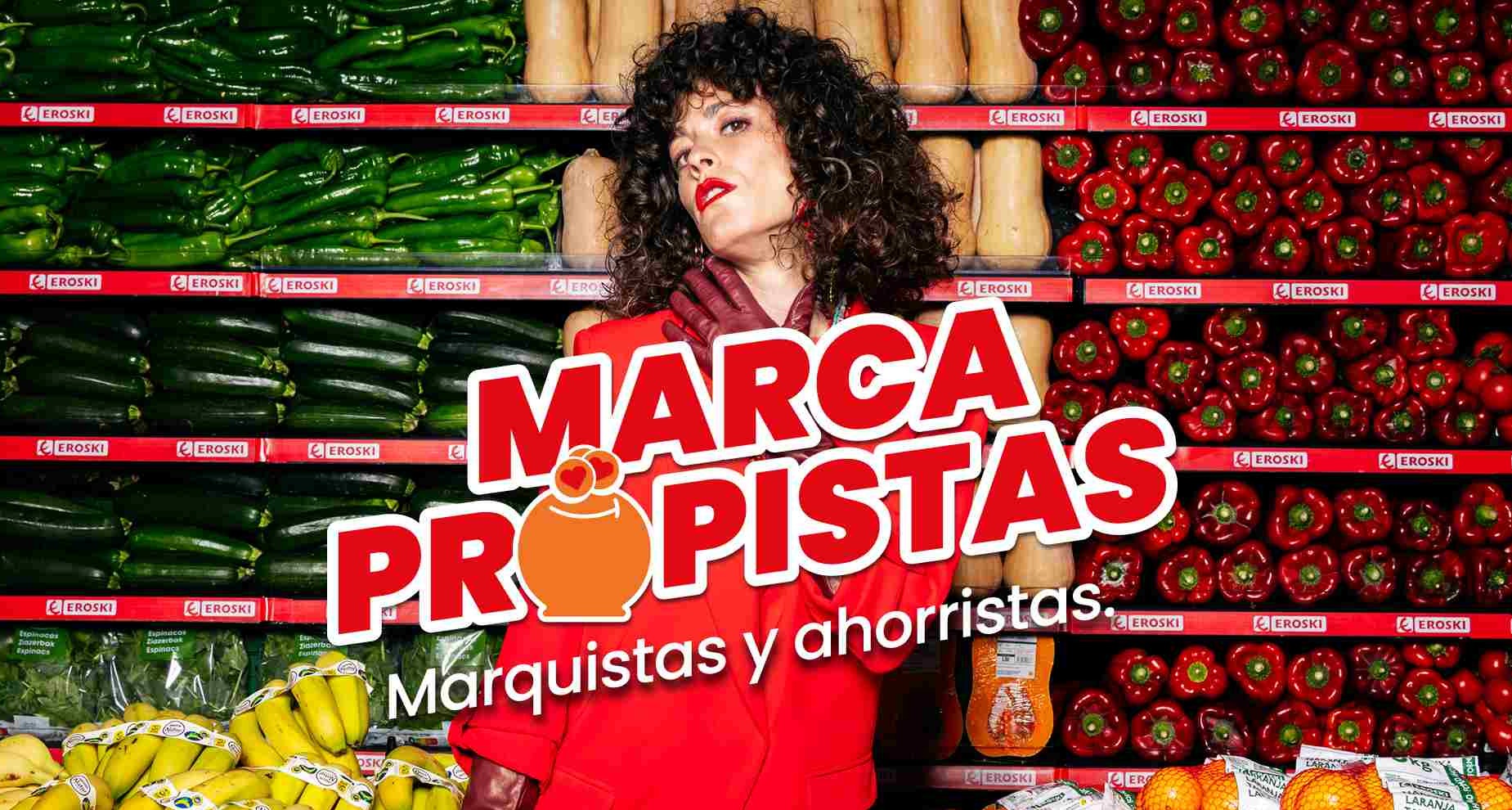 Eroski combina moda y lineales de supermercado para celebrar la confianza en su marca propia Imagen de la campaña "Marcapropistas" de Eroski