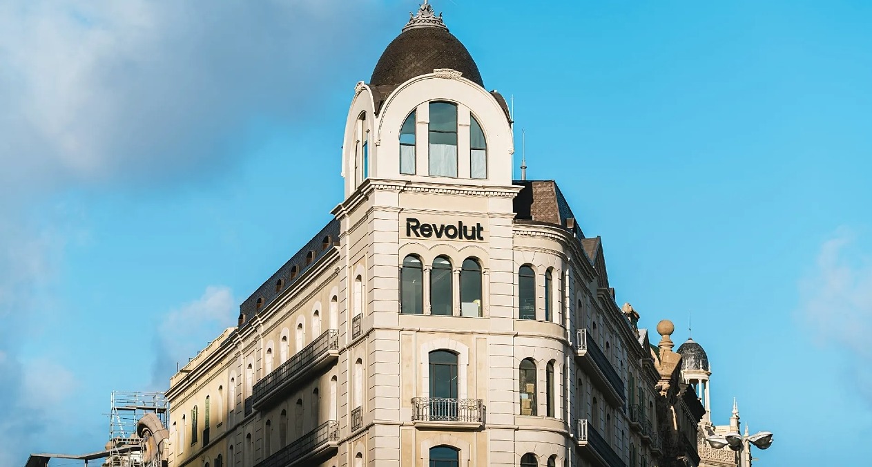 Un edificio con el logotipo de Revolut en la fachada