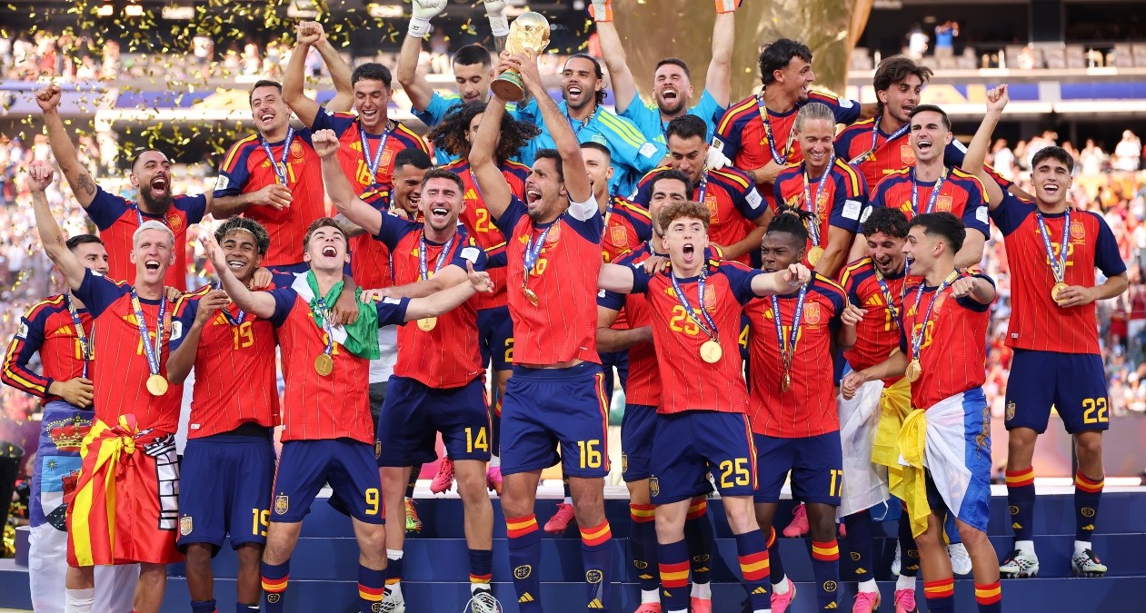 Los jugadores de la Selección española celebrando con la copa del mundo