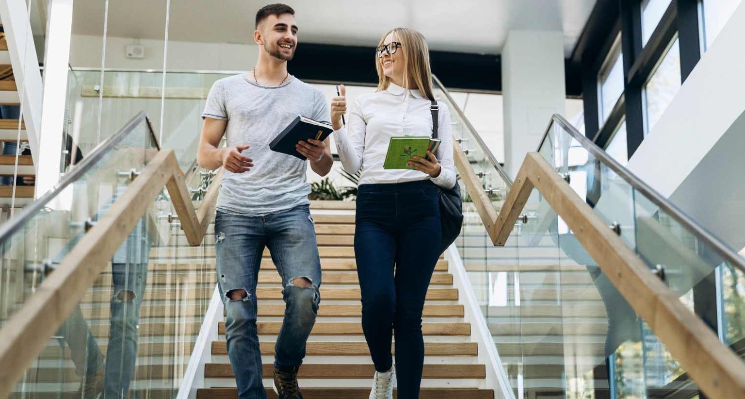 dos estudiantes bajando las escaleras