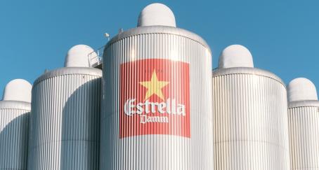 Estrella Damm fiesta Boris Johnson