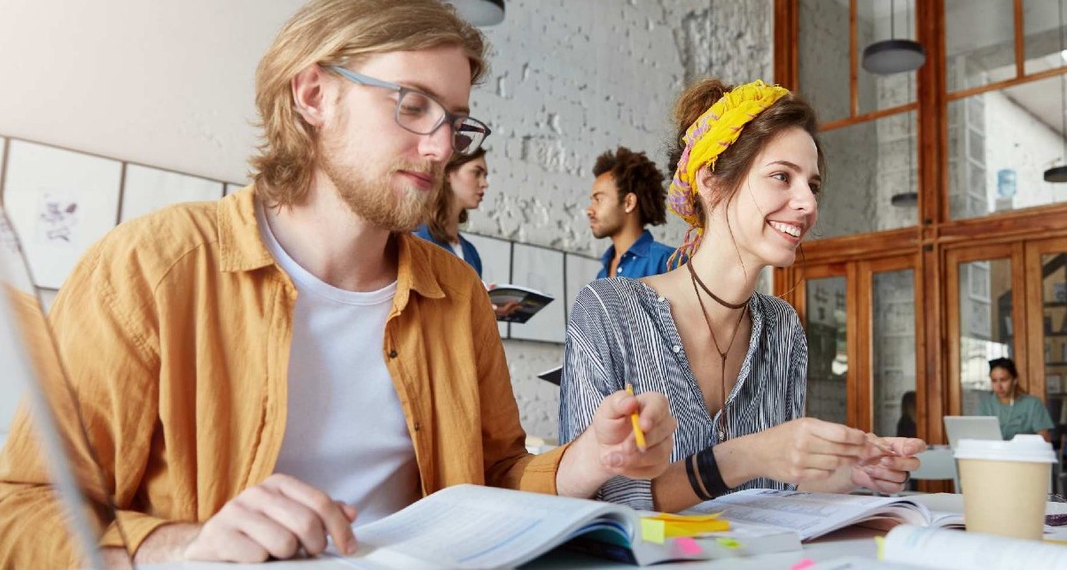 Los estudiantes británicos quieren trabajar en el sector creativo pero están desorientados sobre el modo de conseguirlo Estudiantes británicos_industrias creativas