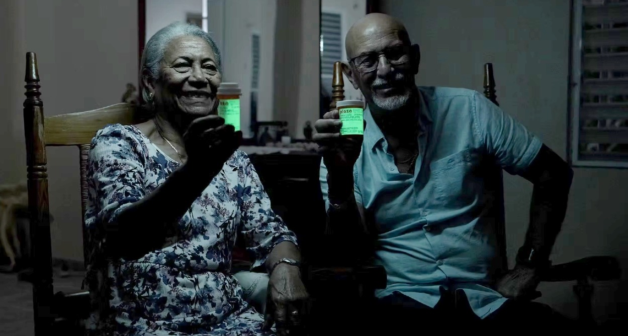 Etiquetas de medicamentos que brillan en la oscuridad: así resuelve Farmacias Plaza un problema de salud pública en Puerto Rico una pareja de personas mayores mostrando el bote de medicamentos con la etiqueta que brilla en la oscuridad