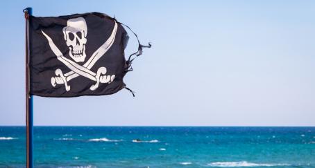 Bandera pirata con mar al fondo