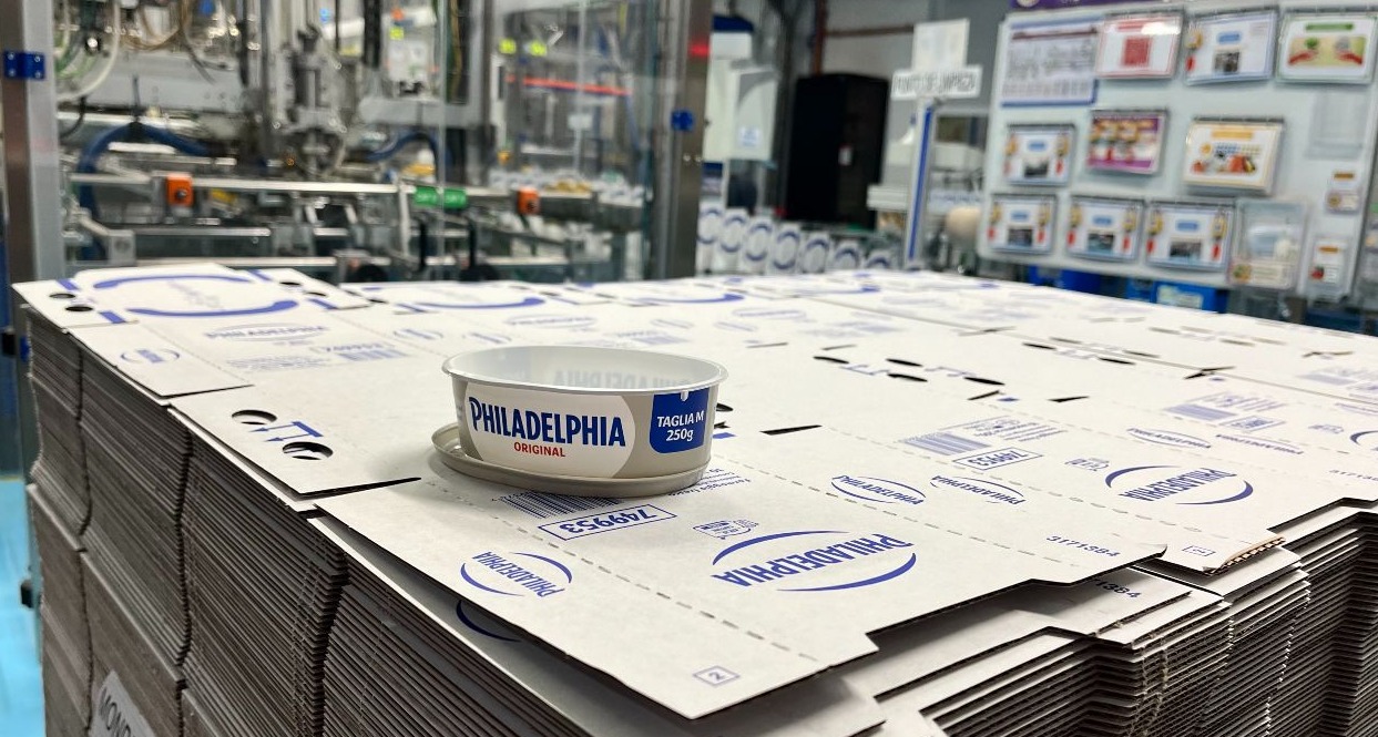 tarrina de queso philadelphia en un palé de cajas dentro de la fábrica