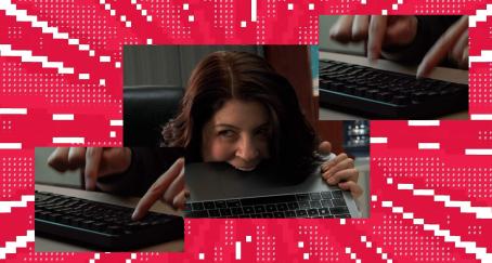Una mujer muerde el teclado de su ordenador