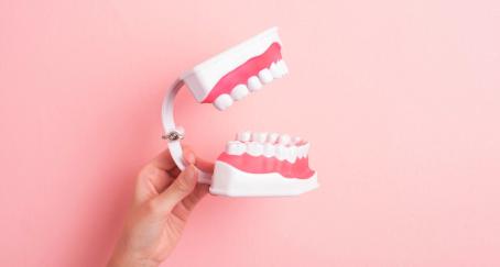 Facua denuncia a cuatro influencers por publicidad ilícita de blanqueamiento dental
