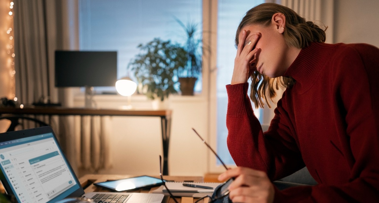 El 92% de los Directores de Marketing cambiarían de profesión por el peso que tiene la Tecnología en su rol Una mujer trabajando se lleva la mano a la cara como gesto de agotamiento