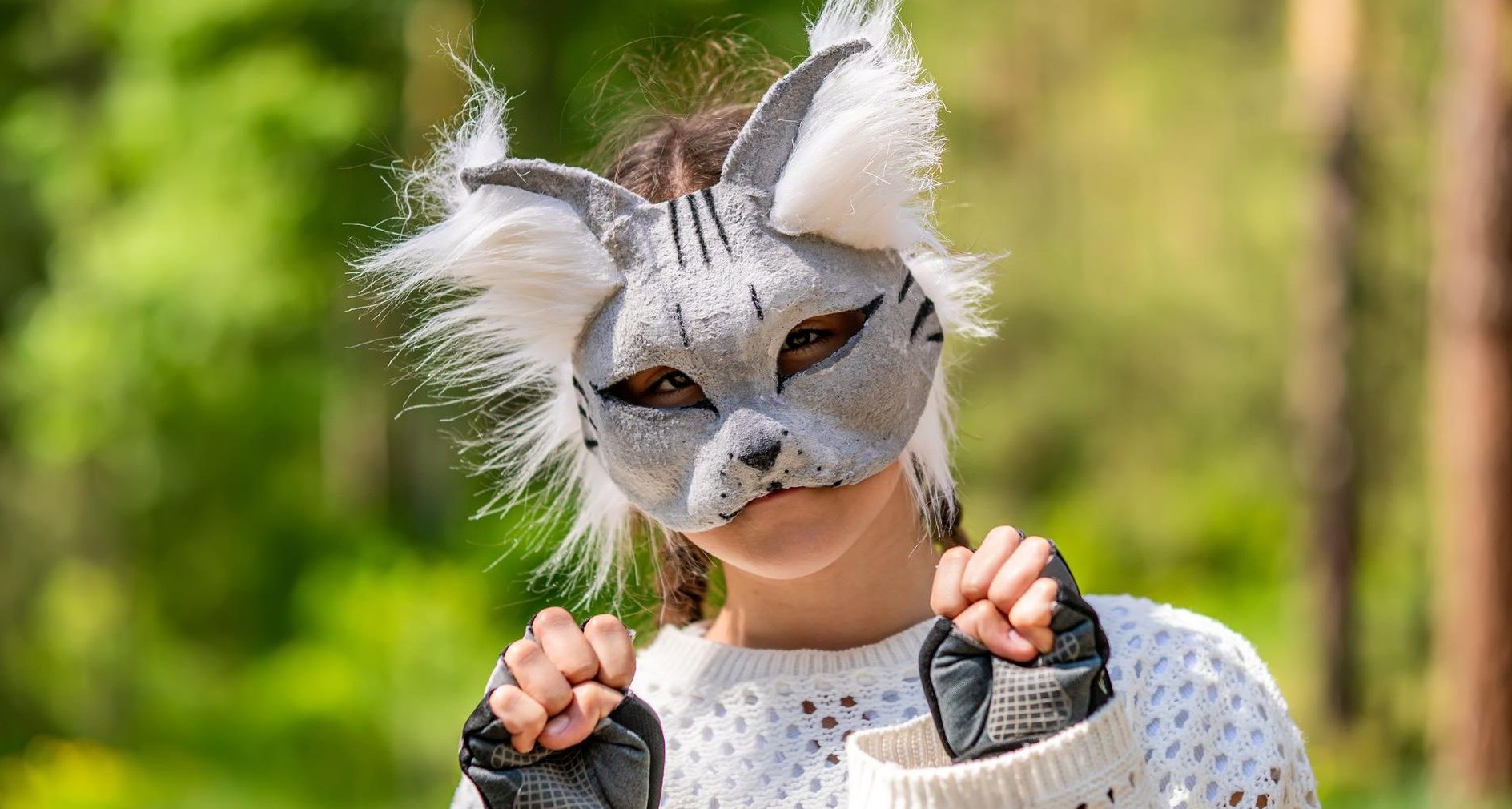 Chica con máscara de gato