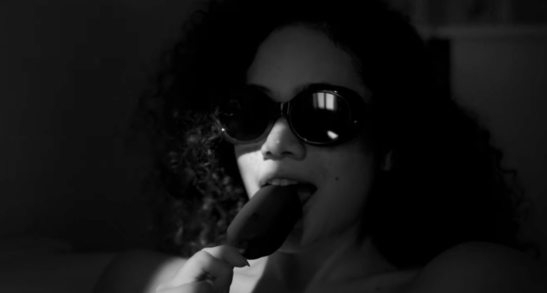 Imagen en blanco y negro de una mujer comiendo un helado