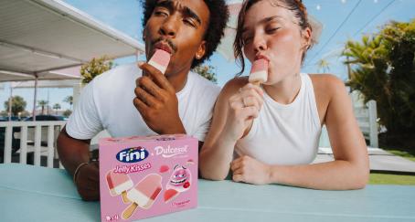Dos personas comiendo helados de Fini x Dulcesol