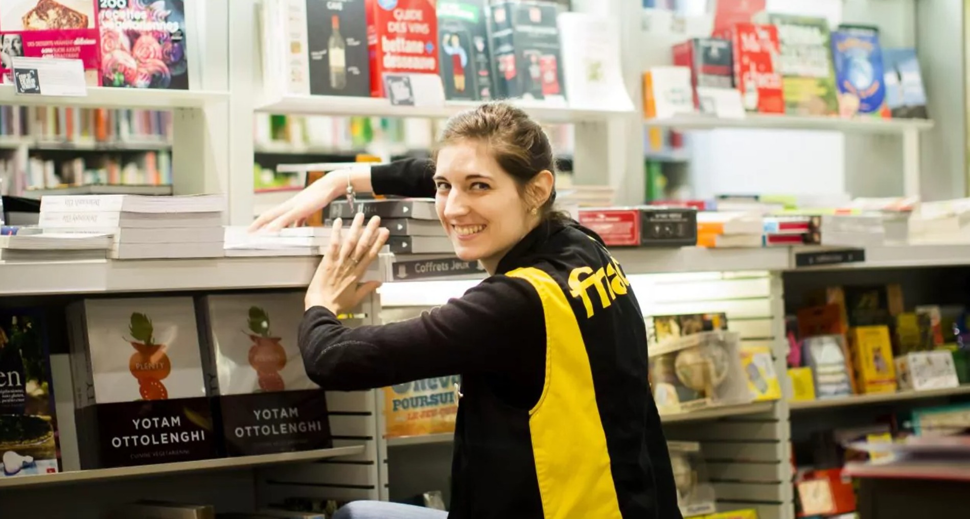 Empleada de Fnac colocando libros