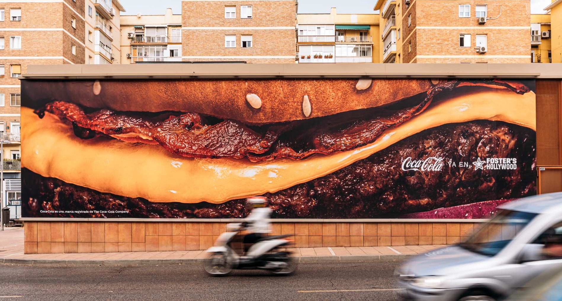 Lona de Foster's Hollywood que muestra una hamburguesa