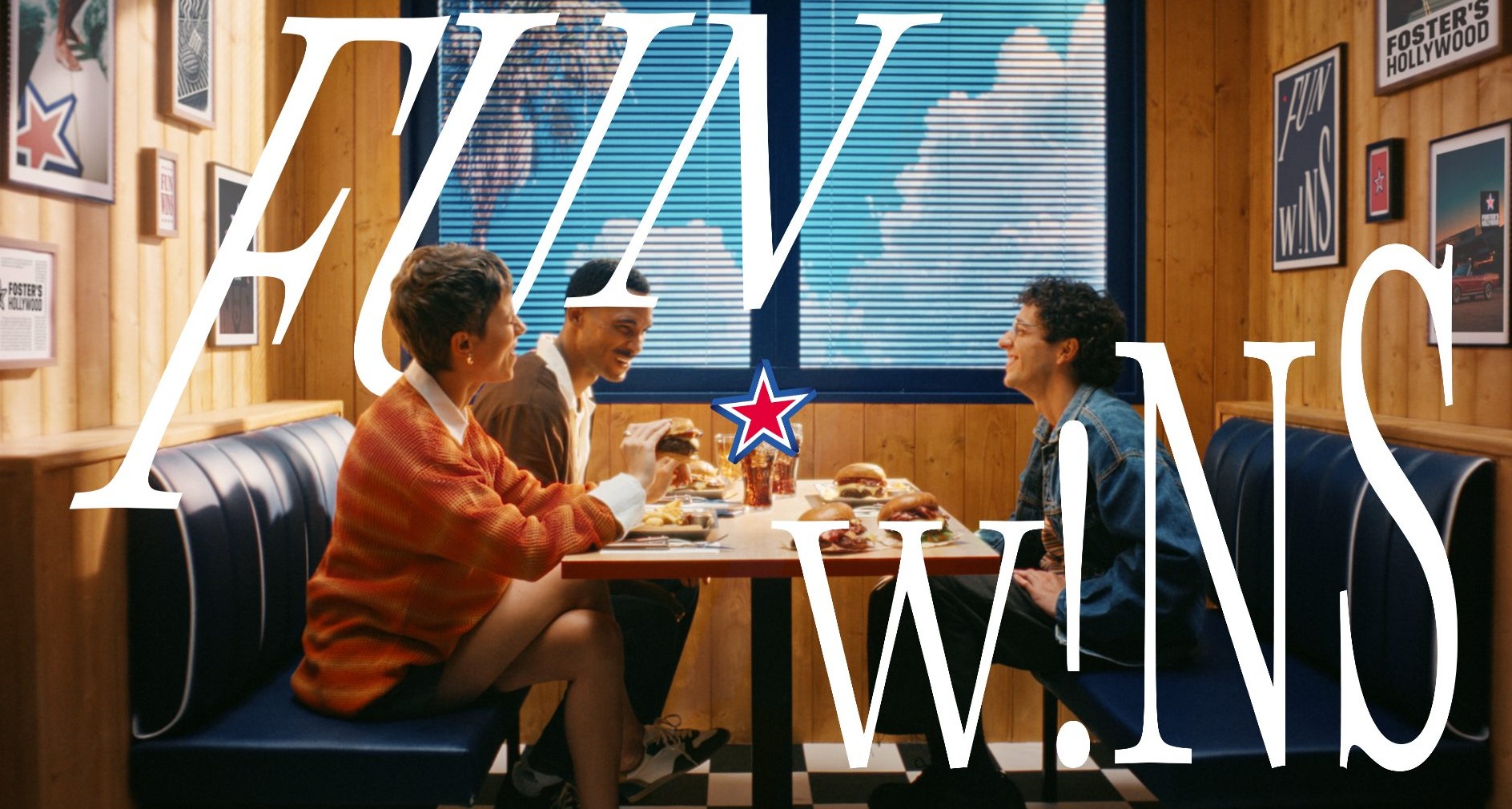 Foster's Hollywood se reposiciona en torno a la diversión y la desconexión con "Fun win Tres amigos comiendo en un restaurante Foster's Hollywood