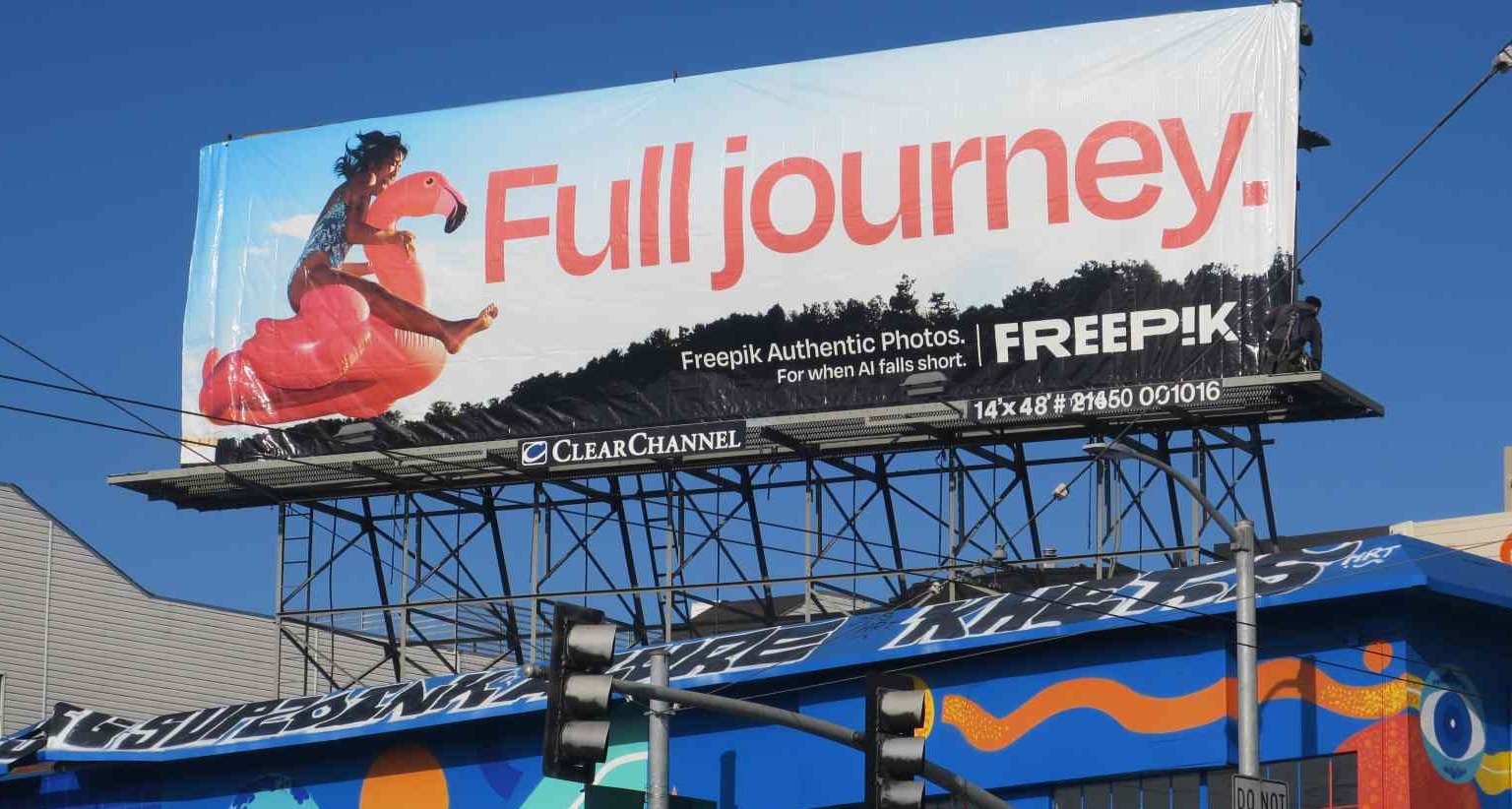 Freepik lanza una campaña con fotografías auténticas para “cuando la IA se queda corta” Valla publicitaria de Freepik