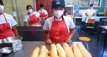 alumno-ciclo-panadería-escuela-del-vidrio