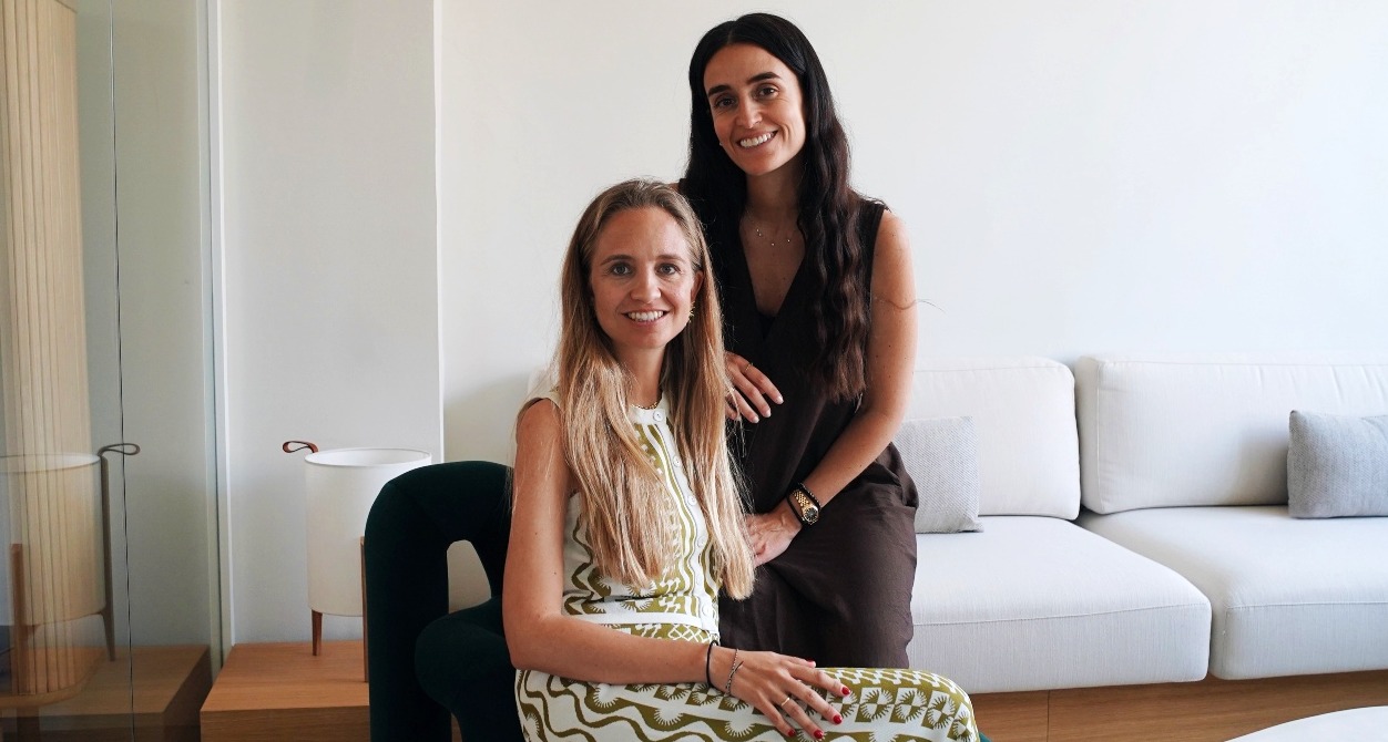 Marta Nicolás y Patricia Ratia posando en su oficina