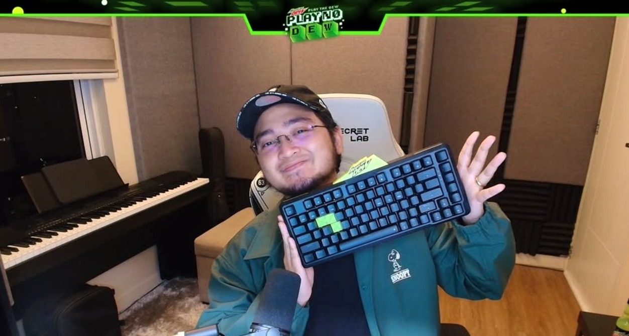 Un gamer muestra a cámara el teclado al que le faltan las tres letras DEW