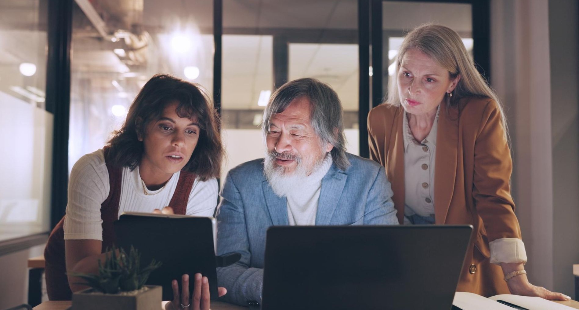 Tres personas en el trabajo delante de un ordenador