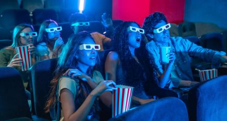 Jóvenes en una sala de cine 3D