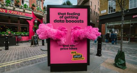 Mupi de Giffgaff con brazos