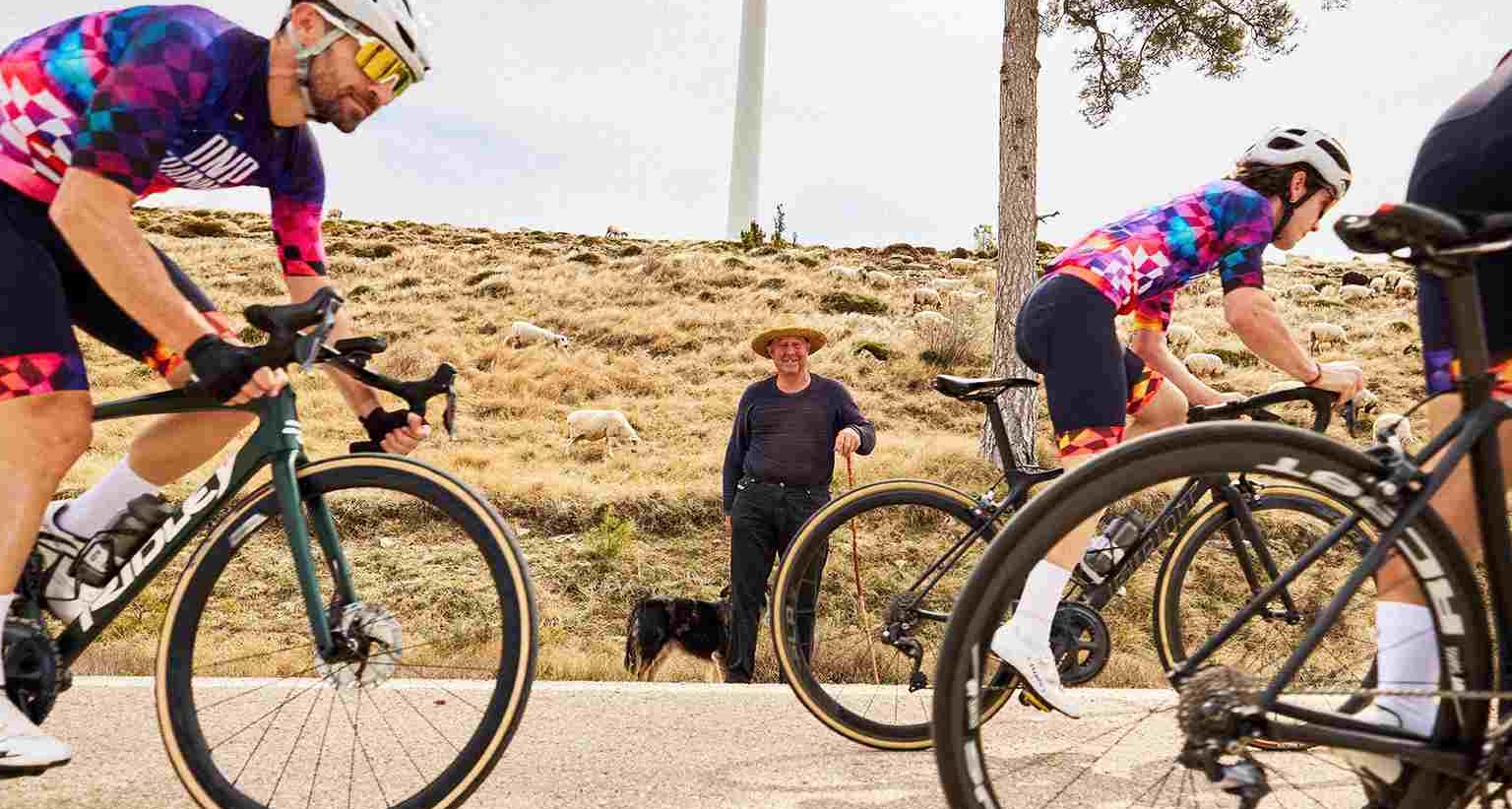 Ciclistas recorren zona rural