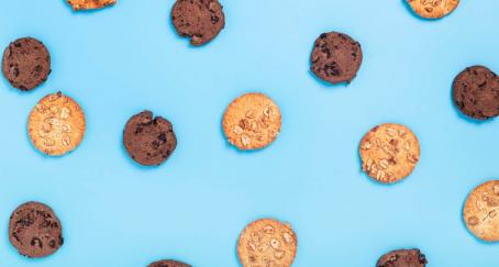 Galletas sobre fondo azul